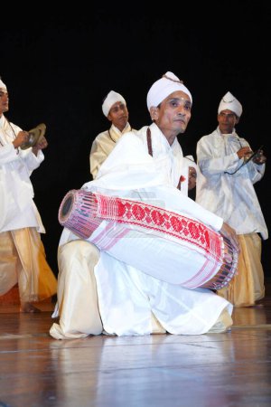 Foto de Gayan bayan cantando y tocando instrumentos musicales cultura de Assam, India - Imagen libre de derechos