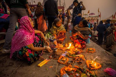 Foto de Mujeres rezando, Dashashwamedh Ghat, Dev Deepavali, Varanasi, Banaras, Benaras, Kashi, Uttar Pradesh, India - Imagen libre de derechos