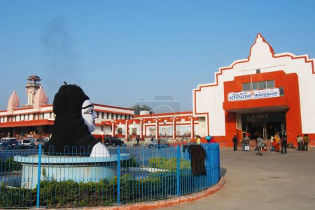 Foto de Ídolo de shivji frente a la estación de tren de Haridwar, Uttar Pradesh, India - Imagen libre de derechos