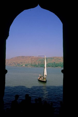 Foto de Paseos en barco por el río cerca del fuerte de janjira; murud; maharashtra; india - Imagen libre de derechos