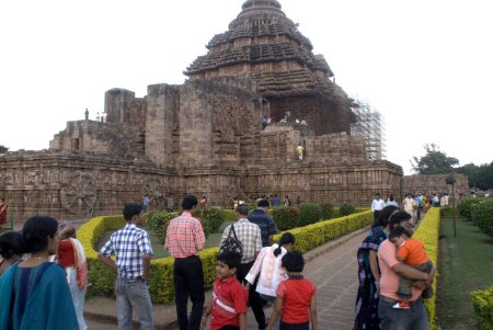 Téléchargez les photos : Visiteurs au complexe du temple du soleil du patrimoine mondial à Konarak ; Orissa ; Inde - en image libre de droit