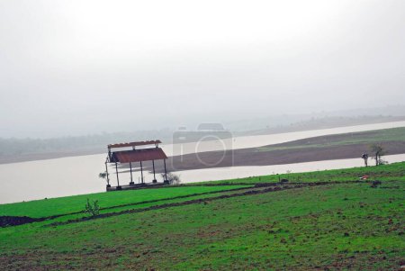 Foto de Crematorio a orillas del lago Vaitarana; Thane; Maharashtra; India 4-Julio-2009 - Imagen libre de derechos