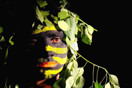 Téléchargez les photos : Homme peint en costume de tribu - en image libre de droit