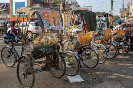 Foto de Cartel de Narendra Modi en rickshaw ciclo Varanasi uttar pradesh India Asia - Imagen libre de derechos