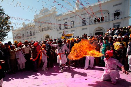 Téléchargez les photos : Karsevak de Gurudwara effectuant une cascade avec tir lors des célébrations de Hola Mohalla à Anandpur sahib dans le district de Rupnagar, Punjab, Inde - en image libre de droit