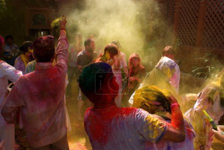 Foto de Turistas extranjeros jugando con colores en el festival holi, Jodhpur, Rajastán, India - Imagen libre de derechos