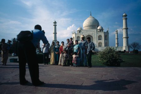 Téléchargez les photos : Photographes prenant des photos de touristes au Taj mahal Seventh Wonder of The World, Agra, Uttar Pradesh, Inde - en image libre de droit