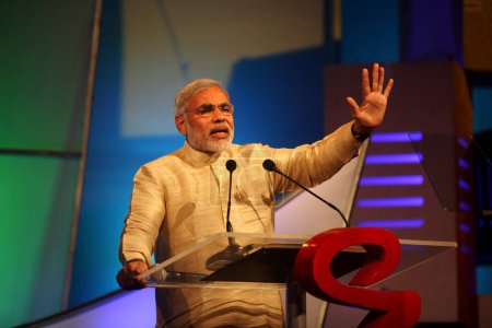 Téléchargez les photos : Narendra Modi ; ministre en chef du Gujarat s'adressant à un grand rassemblement d'hommes d'affaires au CNBC-TV18 Indian Business Leader Award ; Bombay Mumbai ; Maharashtra ; Inde - en image libre de droit