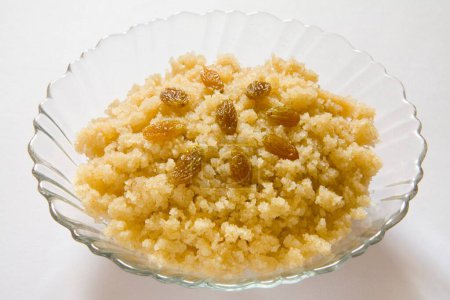 Nourriture indienne ; dessert sucré rava sooji ka halwa sheera satyanarayan prasad rich semolina pudding fudge porridge