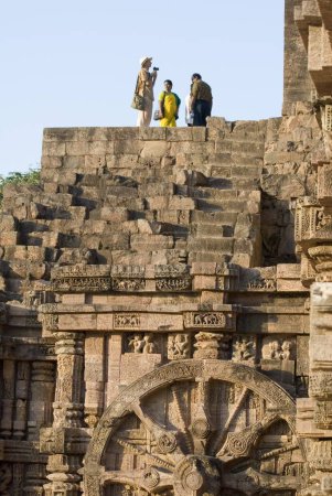 Foto de Esculturas icónicas de varias ruedas en el templo del siglo XIII Patrimonio de la Humanidad; Konarak; Orissa; India - Imagen libre de derechos