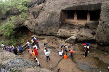 Téléchargez les photos : Touristes dans les grottes bouddhistes Kanheri à l'intérieur du parc national Sanjay Gandhi, Mumbai Bombay, Maharashtra, Inde - en image libre de droit
