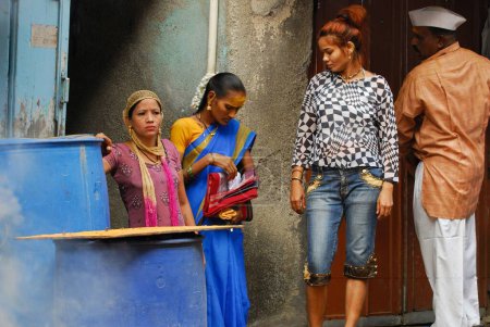 Téléchargez les photos : Prostituées debout à Kamathipura, Bombay Mumbai, Maharashtra, Inde - en image libre de droit