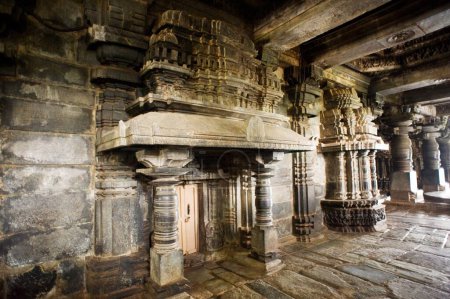Téléchargez les photos : Piliers dans le garbhagruha du temple Hoysaleswara ; Halebid Halebidu ; Hassan ; Karnataka ; Inde - en image libre de droit