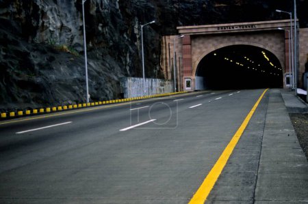 Téléchargez les photos : Tunnel de Bhatan, NH4, Mumbai Pune Express Highway, Maharashtra, Inde - en image libre de droit