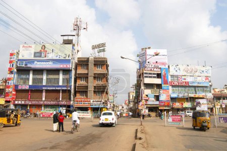 Foto de Mercado ocupado y edificios de varios pisos con atascos congestionados en la carretera Mahatma Gandhi, Thanjavur, Tamil Nadu, India - Imagen libre de derechos