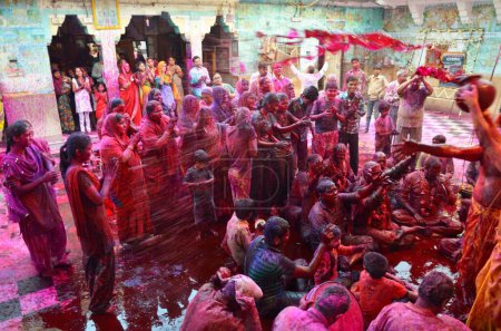 Téléchargez les photos : Prêtre verser la couleur humide sur les dévots temple ghanshyam Jodhpur Rajasthan Inde Asie - en image libre de droit