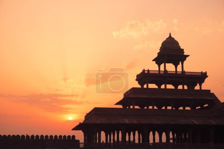 Téléchargez les photos : Lever de soleil au Panch Mahal à Fatehpur Sikri construit au cours de la seconde moitié du XVIe siècle en grès rouge ; capitale de l'empire moghol ; Agra ; Uttar Pradesh ; Inde Site du patrimoine mondial de l'UNESCO - en image libre de droit
