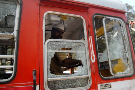Foto de Los manifestantes rompen y dañan el cristal de un MEJOR autobús después de que la comunidad dalit recurriera a violentas protestas, Bombay ahora Mumbai, Maharashtra, India - Imagen libre de derechos