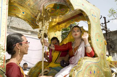 Téléchargez les photos : Transgenre assis dans une charrette, ujjain, madhya pradesh, Inde, asie - en image libre de droit