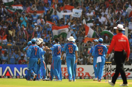 Téléchargez les photos : _ L'équipe indienne de cricket célèbre le guichet du batteur sri lankais Upul TharangaPas en photo lors de la finale de la Coupe du monde de cricket de l'ICC contre le Sri Lanka joué au stade Wankhede à Mumbai en Inde le 02 avril 2011 - en image libre de droit