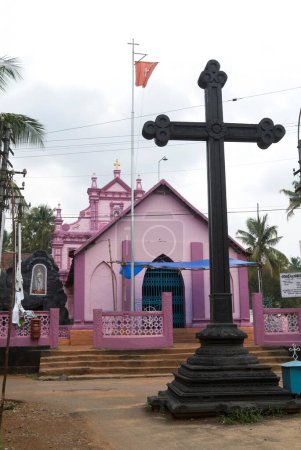 Église Sainte-Horsouris en 1540 avec croix à Angamally près d'Ernakulum ; Kerala ; Inde