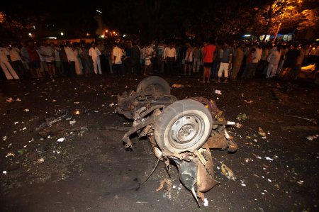 Téléchargez les photos : Un spectateur se tient sur le site de l'explosion d'une bombe sur l'autoroute express occidentale attaque terroriste par Deccan Moudjahidine à Vile Parle ; Bombay Mumbai ; Maharashtra ; Inde 26-Novembre-2008 - en image libre de droit