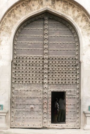Téléchargez les photos : Grands crampons et rivets montés sur forte ; énorme porte d'entrée principale avec petite porte de guichet (dindi darwaja) de Shaniwarwada ; Pune ; Maharashtra ; Inde - en image libre de droit