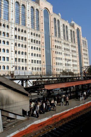 Foto de Hospital Saifee y Charni carretera estación de tren local, Bombay Mumbai Maharashtra, India - Imagen libre de derechos
