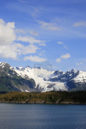 Téléchargez les photos : Montagnes enneigées près du glacier Hubbard ; Le plus long glacier des marées en Alaska ; Parc national Saint Elias ; Baie du désenchantement ; Alaska ; États-Unis d'Amérique - en image libre de droit