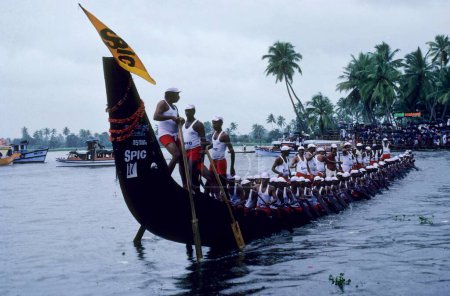 Téléchargez les photos : Nehru Boat Race Festivals ; l'onam Snake Boat Race ; jalostavam pour Haripad Subramanya Temple ; Alappuzha ; Kerala ; Inde - en image libre de droit