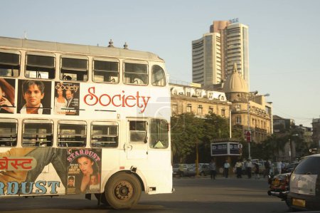 Téléchargez les photos : BEST bus local couvert de publicités sur les visages de stars indiennes du cinéma hindi et le bâtiment de la Bourse de Bombay ; scène de rue à Fort ; Mumbai Bombay ; Maharashtra ; Inde - en image libre de droit