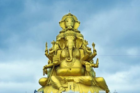 Foto de Ganesh Señor con cuatro cabezas en color dorado, Karnataka, India - Imagen libre de derechos