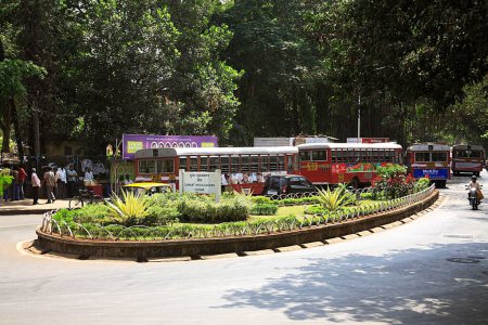 Téléchargez les photos : Jardin sur la route et les véhicules ; Bombay Mumbai ; Maharashtra ; Inde - en image libre de droit