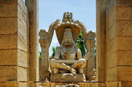 Téléchargez les photos : Ugranarasimha ; site du patrimoine mondial de l'UNESCO Hampi Vijayanagara 1336-1726 A.D. ; district Bellary ; état Karnataka ; Inde - en image libre de droit