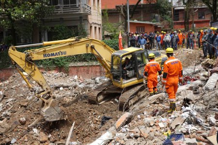 Téléchargez les photos : Force nationale indienne d'intervention en cas de catastrophe fouiller les cadavres, nepal, asie - en image libre de droit