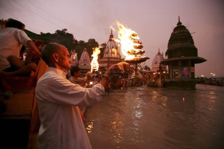 Foto de Sacerdotes llevando el aarti santo durante las oraciones, Har Ki Pauri significa literalmente Pasos del Señor es considerado el Ghat más sagrado de Haridwar en las orillas del río Ganga, Uttaranchal, India - Imagen libre de derechos