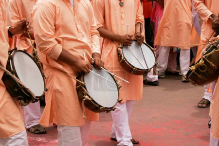 Téléchargez les photos : Homme jouant des instruments de musique appelés tasha pendant l'immersion du seigneur ganesh ; Pune ; Maharashtra ; Inde - en image libre de droit