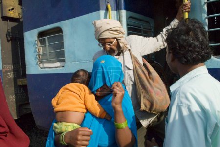Foto de Passenger getting down from train ; Manikpur station ; Uttar pradesh ; India - Imagen libre de derechos