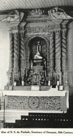 Der katholische Gemeindealtar des N. S. da Piedade Seminar in Damaun 16. Jahrhundert; Daman; Indien UT