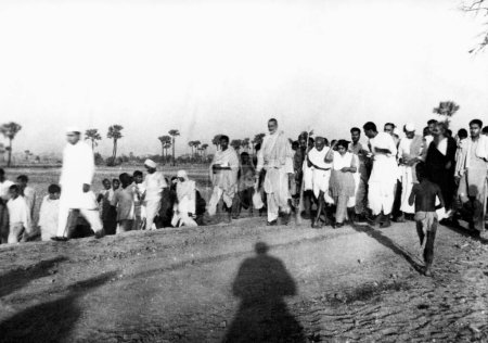 Photo for Khan Abdul Gaffar Khan ; Mahatma Gandhi ; Mridulabehn Sarabai and others on march through the riot stricken areas of Bihar ; 1947 ; India - Royalty Free Image