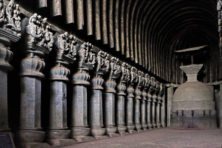 Téléchargez les photos : Piliers et stupa dans la grotte karli karla chaityan au deuxième siècle avant JC ; Lonavala ; Maharashtra ; Inde - en image libre de droit