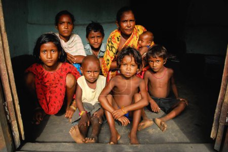 Téléchargez les photos : Mère de tribus Ho avec enfants, Chakradharpur, Jharkhand, Inde - en image libre de droit