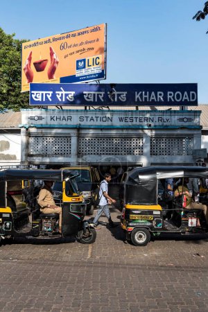 Téléchargez les photos : Khar Road Railway Station, Mumbai, Maharashtra, Inde, Asie - en image libre de droit