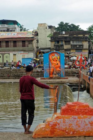 Téléchargez les photos : Statue du Seigneur Hanuman à Ramkund, nashik, Maharashtra, Inde, Asie - en image libre de droit