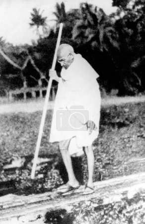 Foto de Mahatma Gandhi caminando en Noakhali, Bengala Oriental, Noviembre 1946, India - Imagen libre de derechos