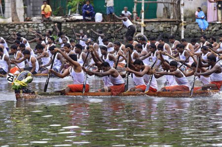 Téléchargez les photos : Snake boats Course sur le lac Punnamada à Alleppey Kerala Inde - en image libre de droit