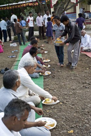 Téléchargez les photos : Les gens mangent à Ralegaon siddhi village d'Anna Hazare Maharashtra Inde Asie - en image libre de droit