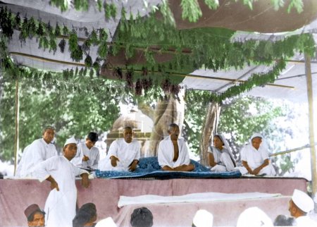 Téléchargez les photos : Mahatma Gandhi s'adressant à une réunion publique, Haripura, Surat, Gujarat, Inde, Asie, 22 février 1938 - en image libre de droit