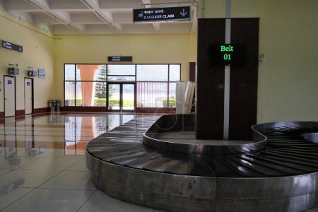 Téléchargez les photos : Ceinture à bagages, intérieur de l'aéroport de Kullu, Himachal Pradesh, Inde, Asie - en image libre de droit