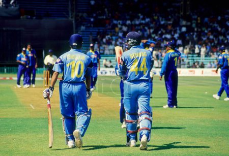 Téléchargez les photos : Joueurs de cricket indiens tendulkar et sehwag marchant vers le terrain, Inde - en image libre de droit